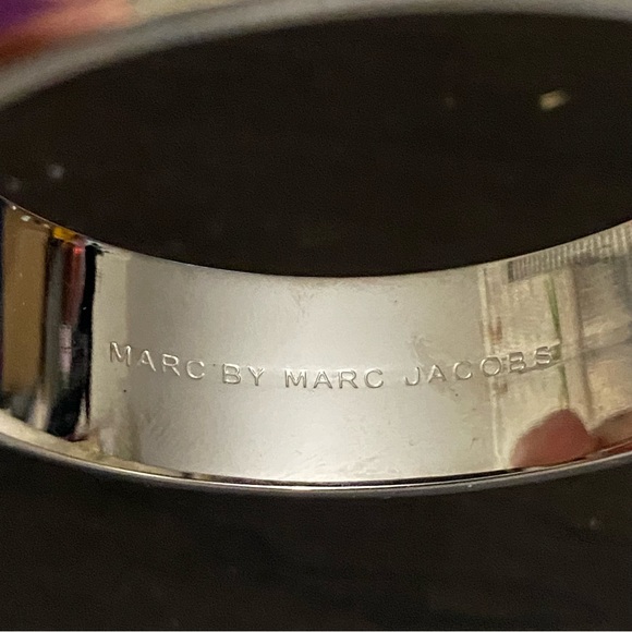 MARC JACOBS Dark Magenta Logo Enamel Hinged Bangle Bracelet - Picture 10 of 11